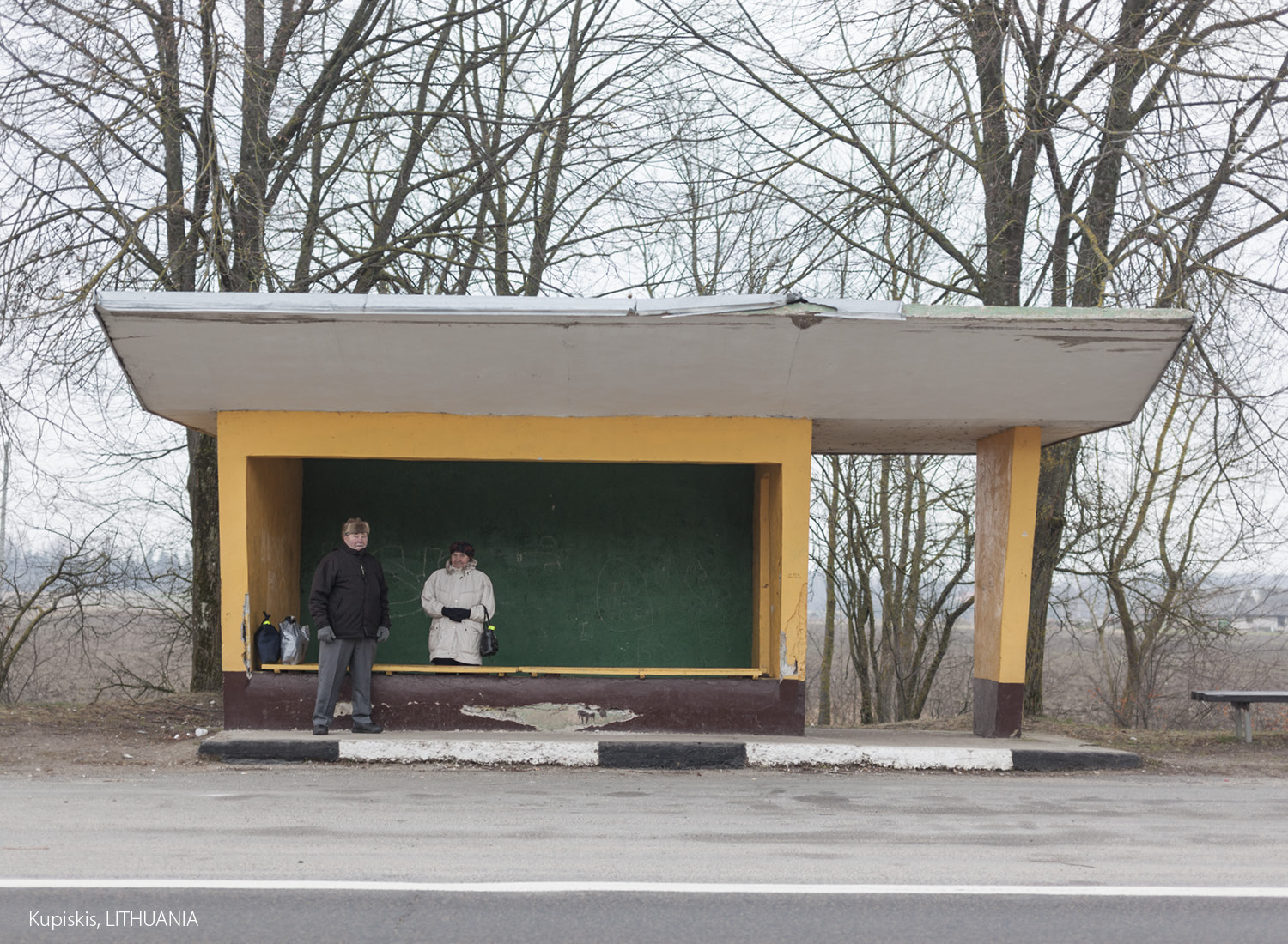 Остановки 90. Christopher Herwig: Soviet Bus stops. Бетонная остановка СССР. Остановки общественного транспорта СССР. Автобусная остановка 90-х.