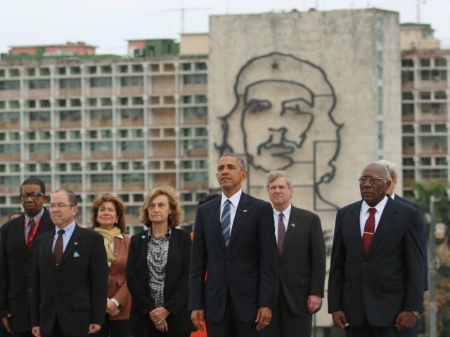 Барак Обама позира пред образа на Че Гевара на фасадата на кубинското вътрешно министерство по време на визитата си в страната през март, 2016 г.
